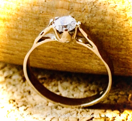 Zásnubný prsteň s diamantom.Lab grow diamond.