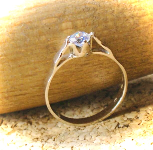 Prsteň s diamantom.Natural diamond.